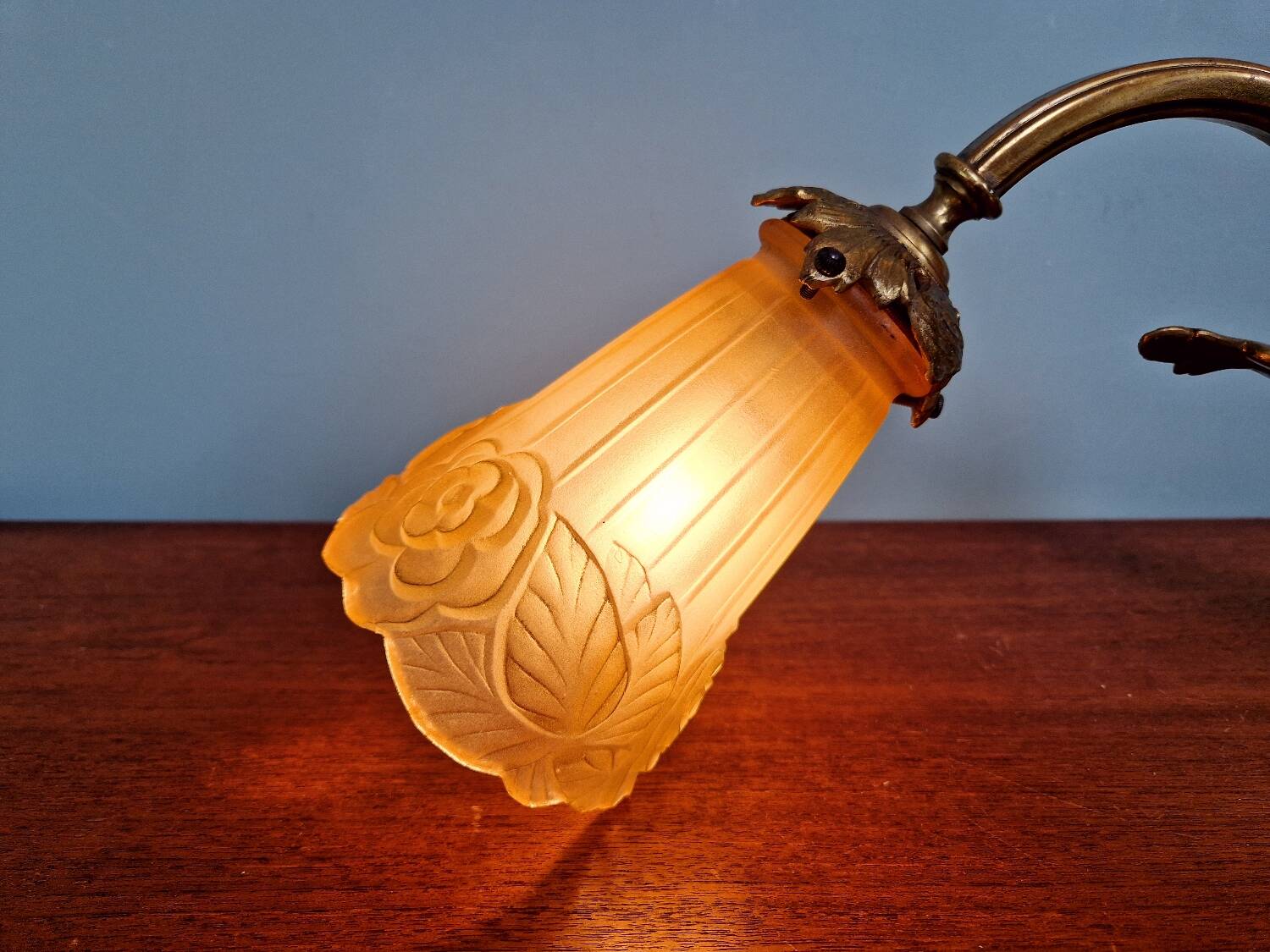 Art Deco wall light in gilt bronze and satin glass, 1920s