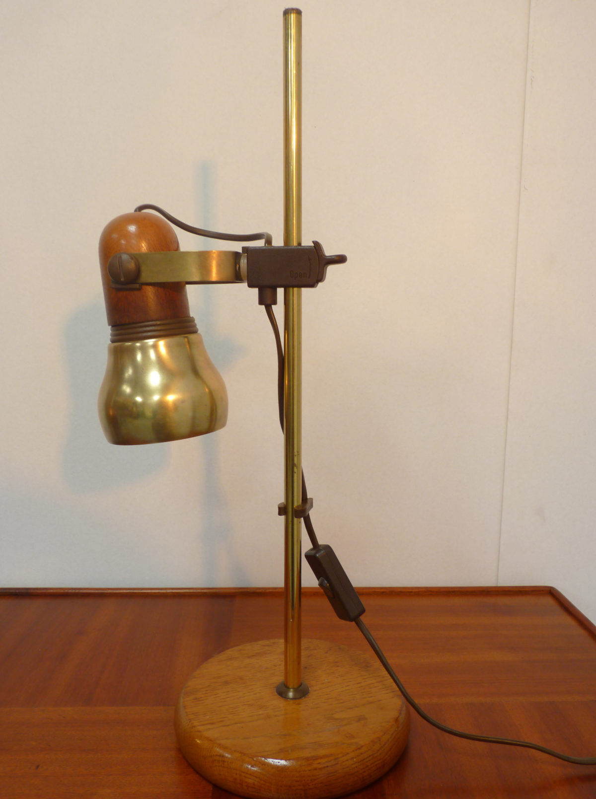 Table lamp in brass and wood 70s