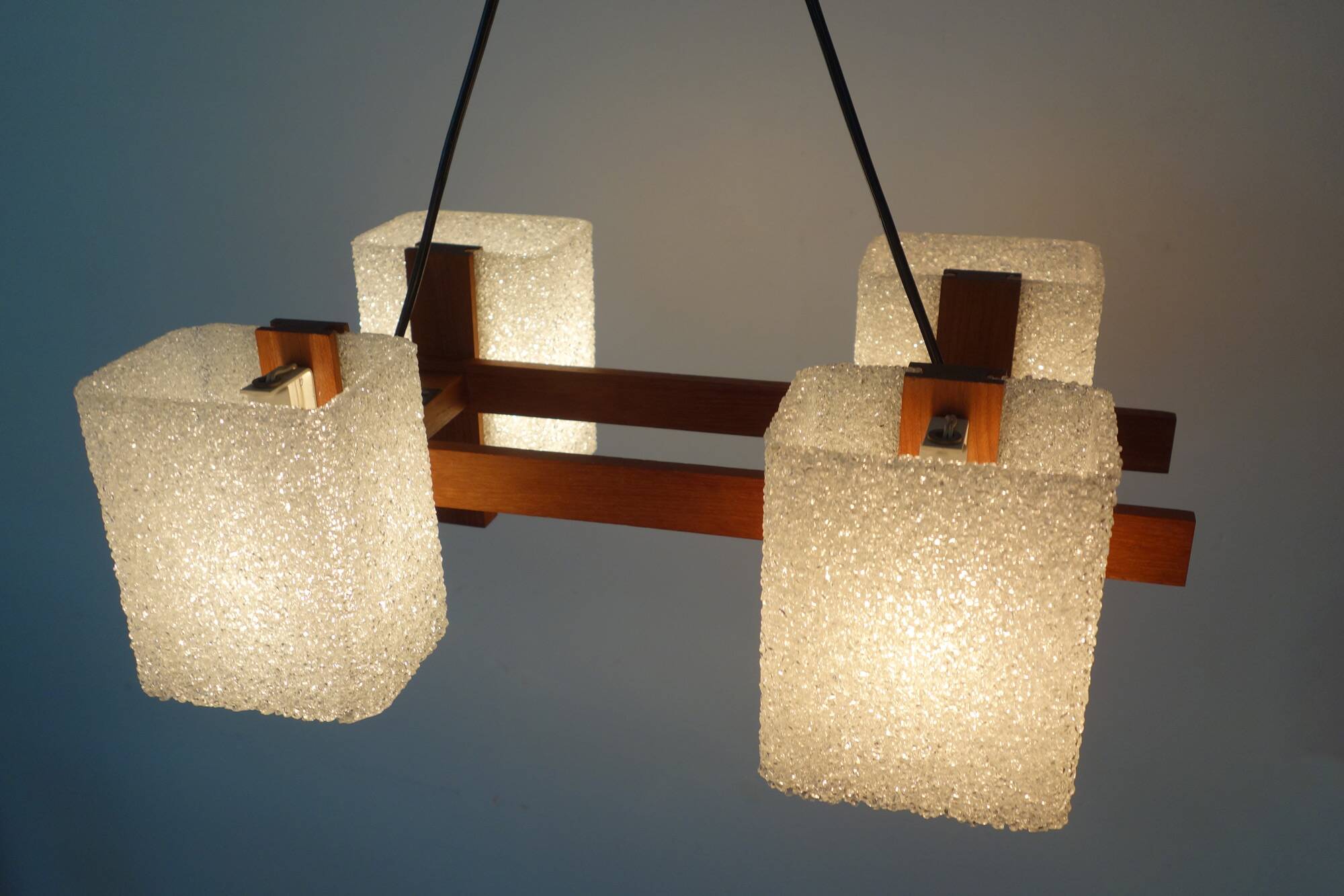 Scandinavian chandelier in perspex and teak from the 60s/70s.