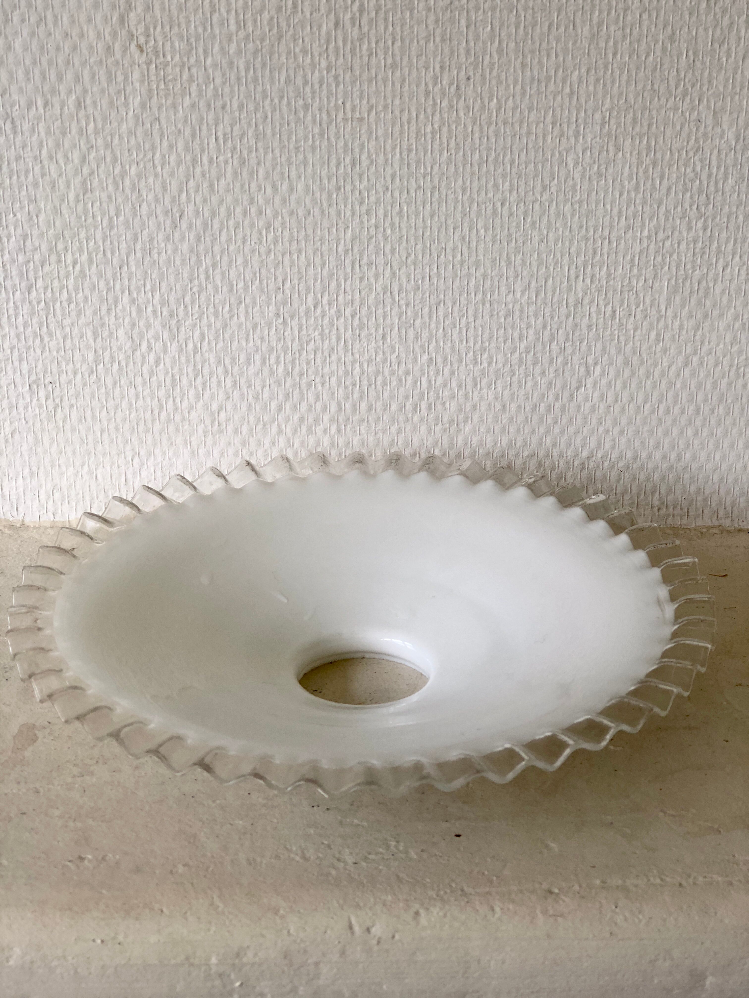 Suspension in white opaline with lace