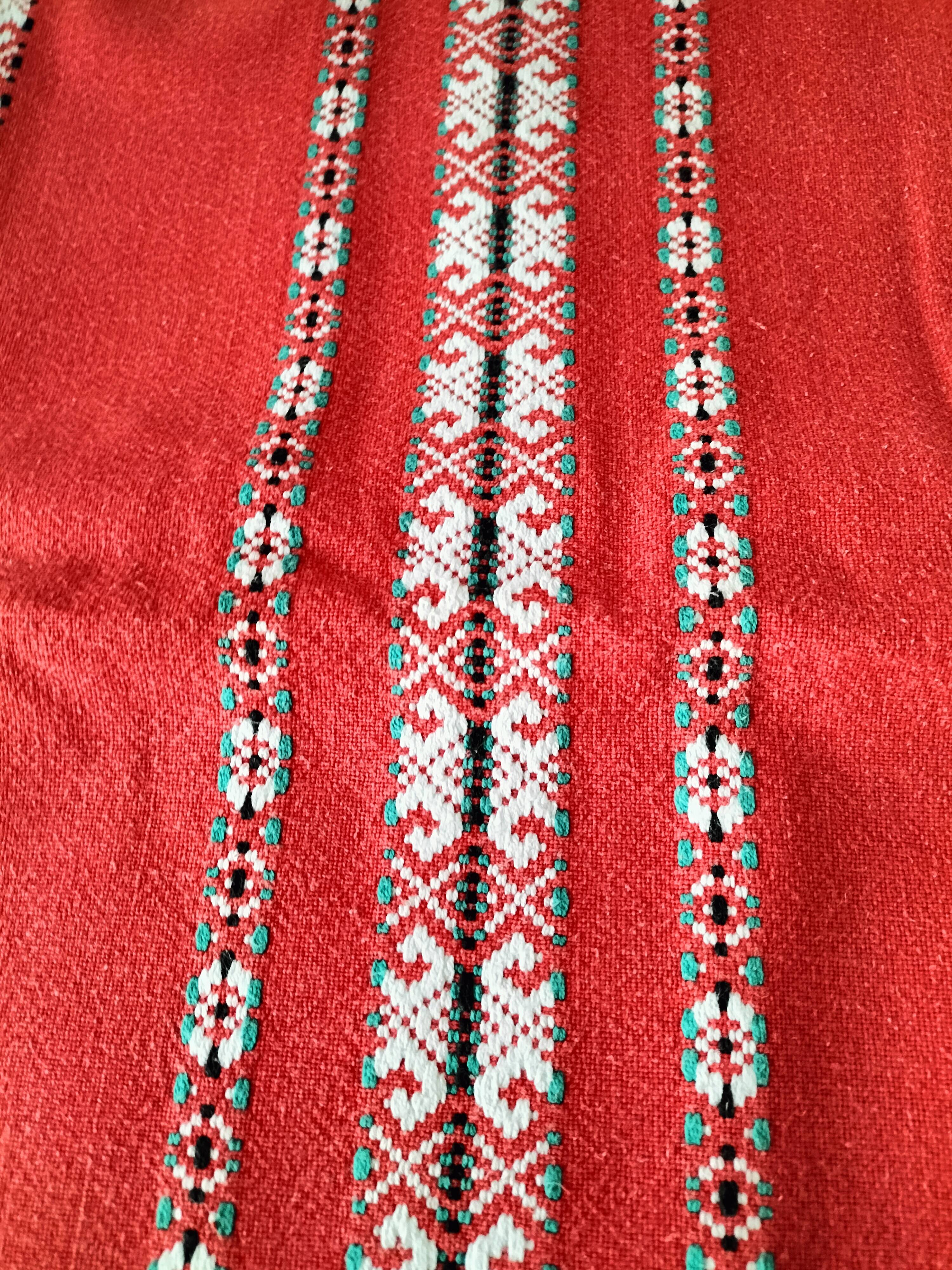 Tablecloth and 12 vintage cotton Basque-style napkins.