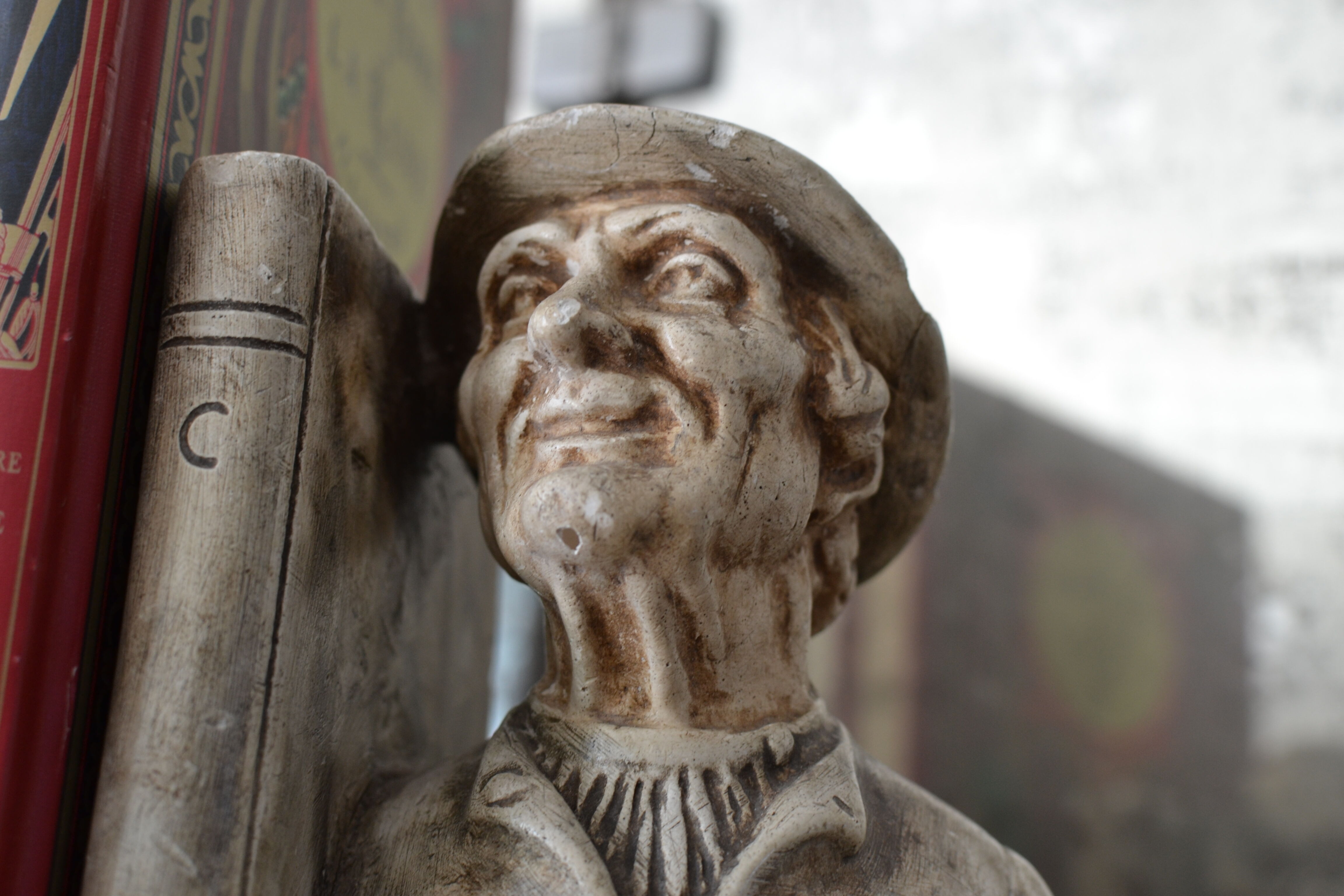 Book-clamps couple of realistic old men in plaster