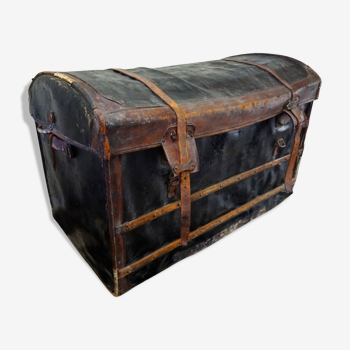 Important old carriage trunk