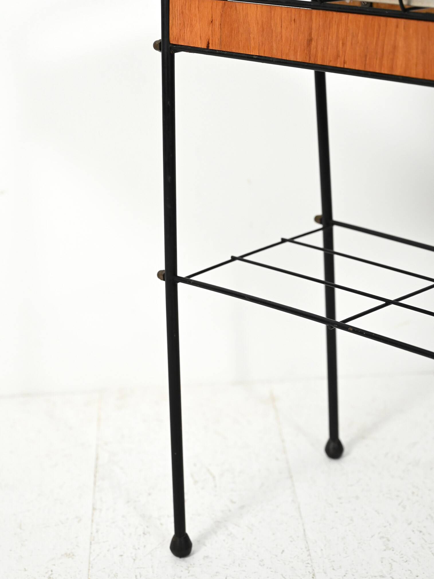 Métal noir scandinave et support de plante en teck