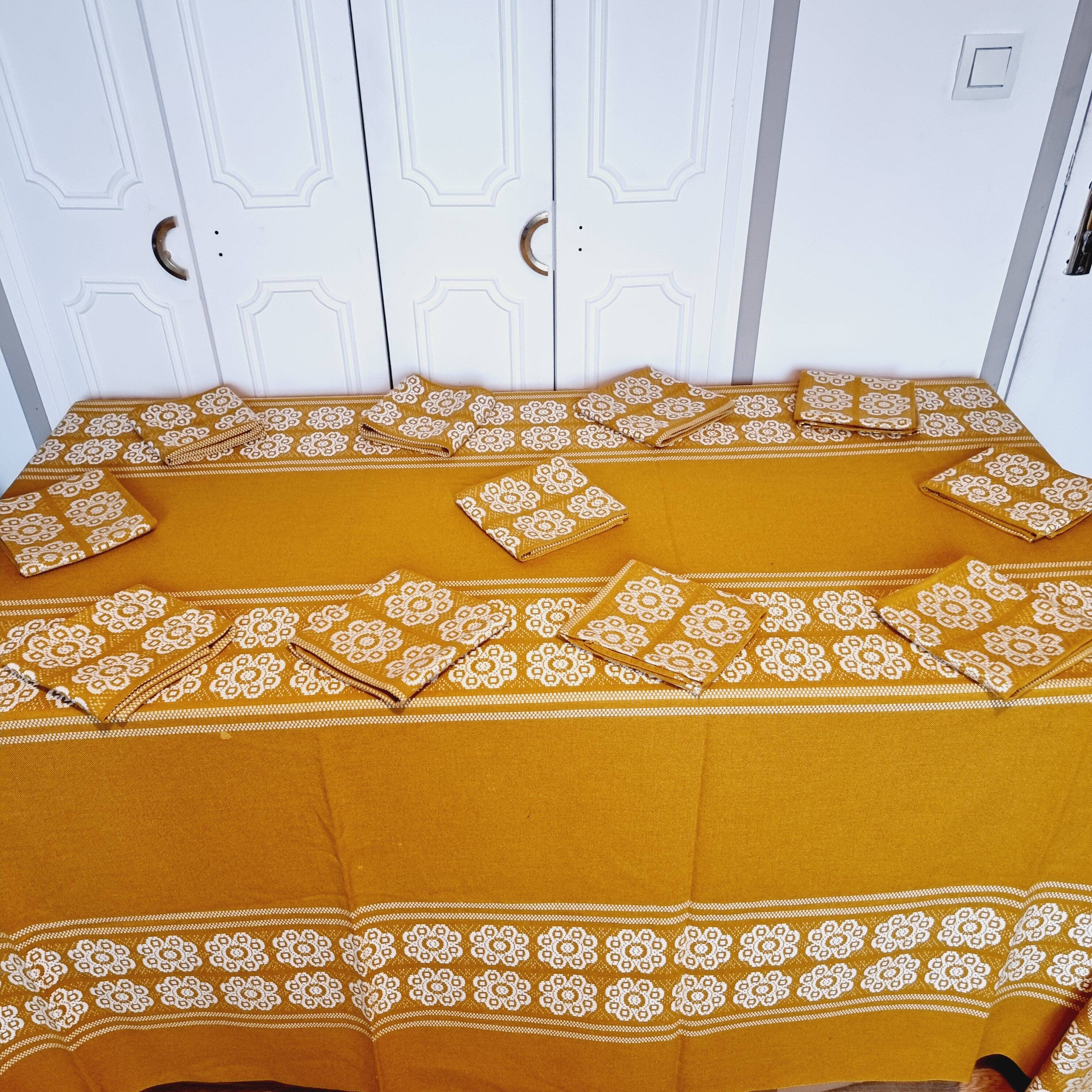 Nappe et 10 serviettes en fil brodé blanc façon point de croix et fond couleur moutarde