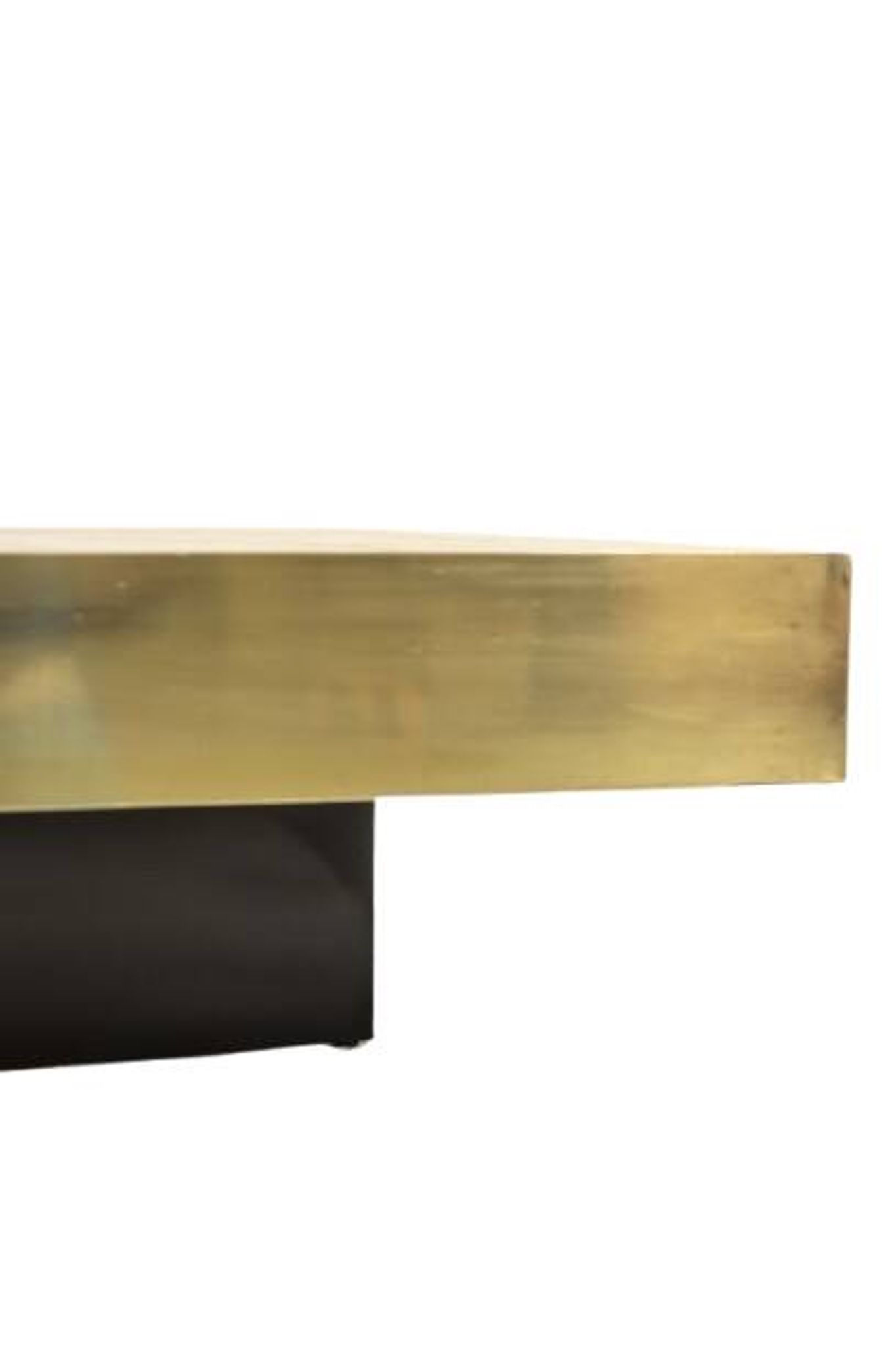 Table basse en marqueterie de paille et laiton. Contemporain