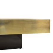 Table basse en marqueterie de paille et laiton. Contemporain
