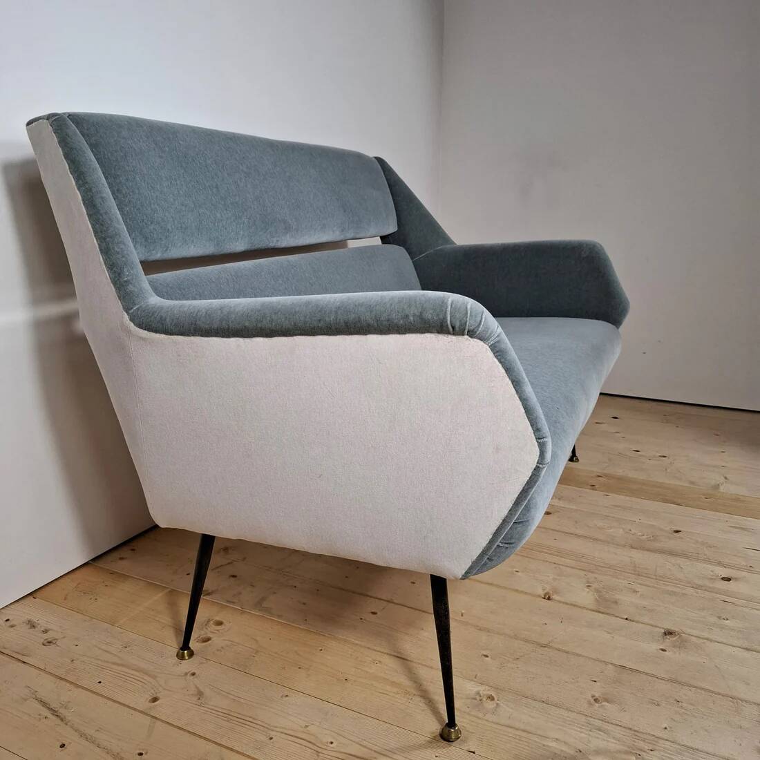 Two-seater canapé by Minotti for Gigi Radice in two-tone Kvadrat velvet – Italy 1955