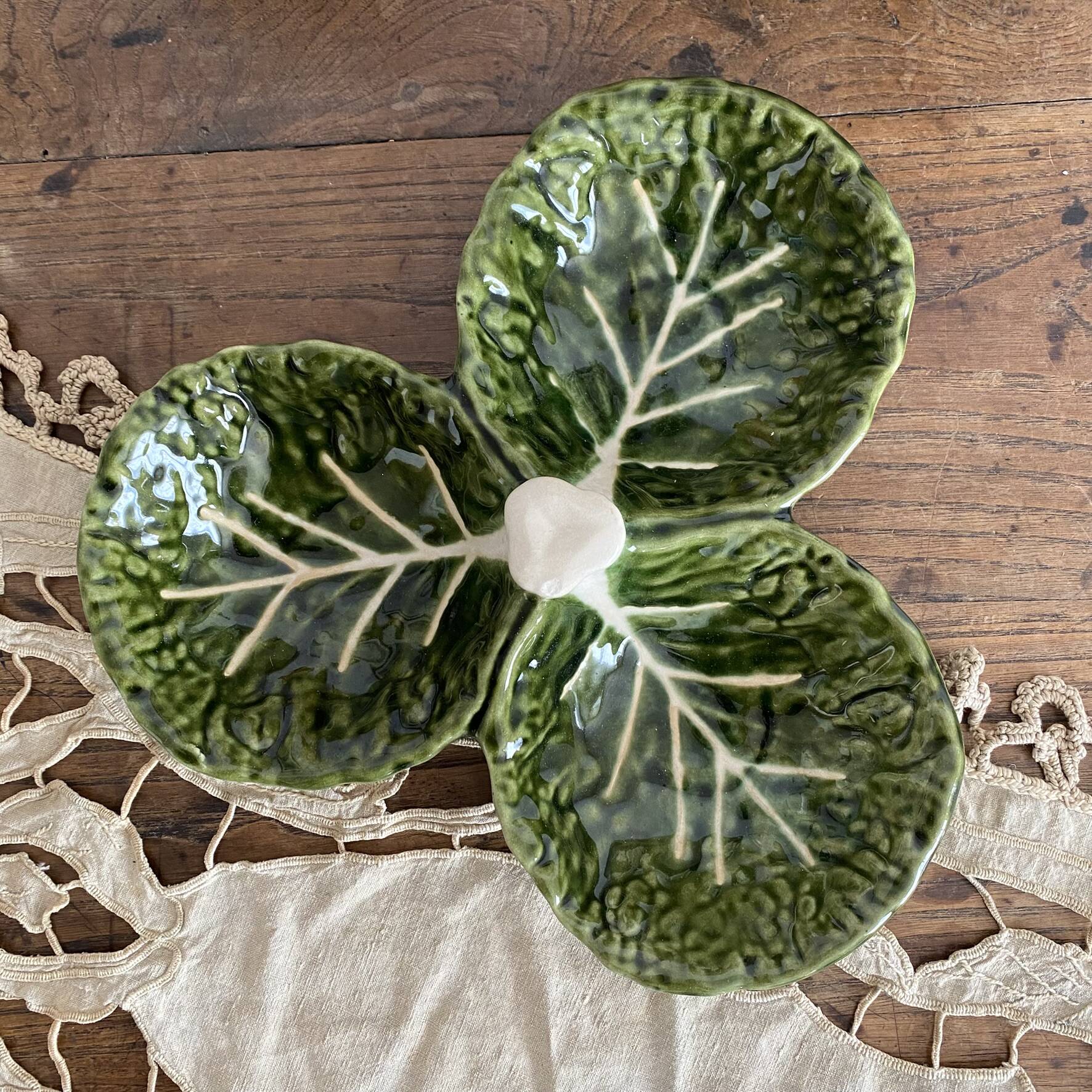 Plat serviteur en barbotine feuilles de chou