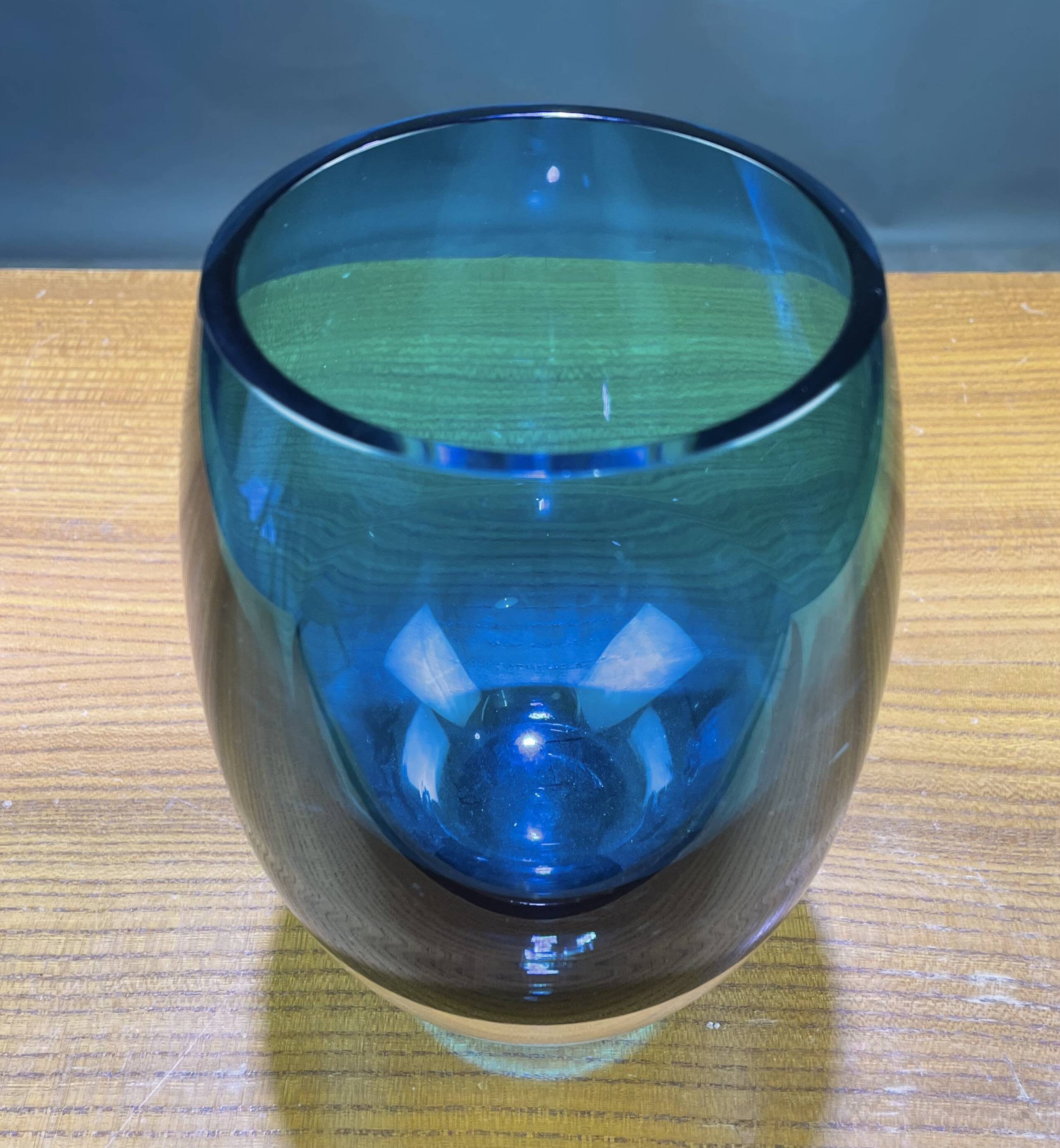 Plat en verre couleur bleu vert de forme ogive