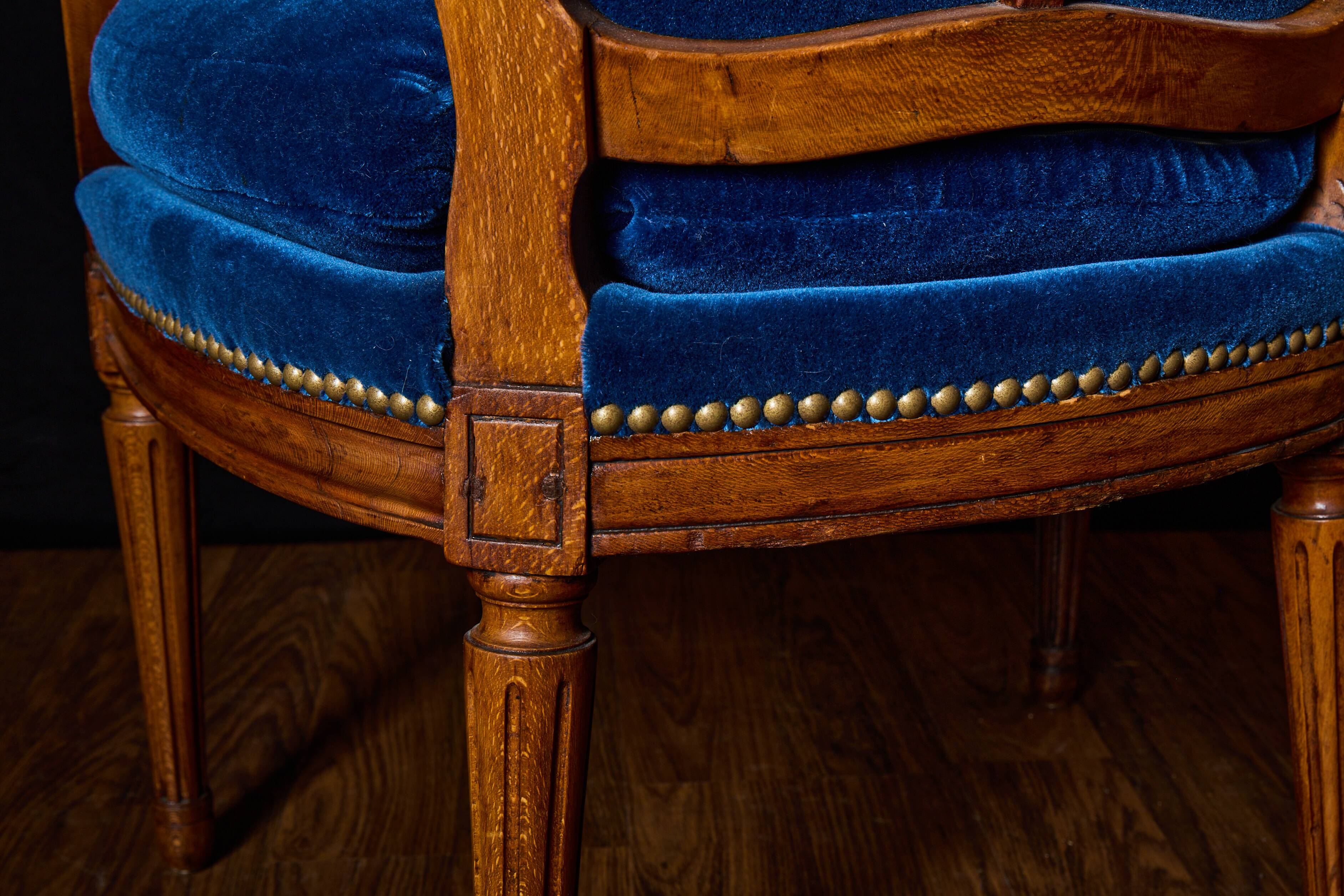Paire de fauteuils de style Louis XVI rénovés en velours bleu