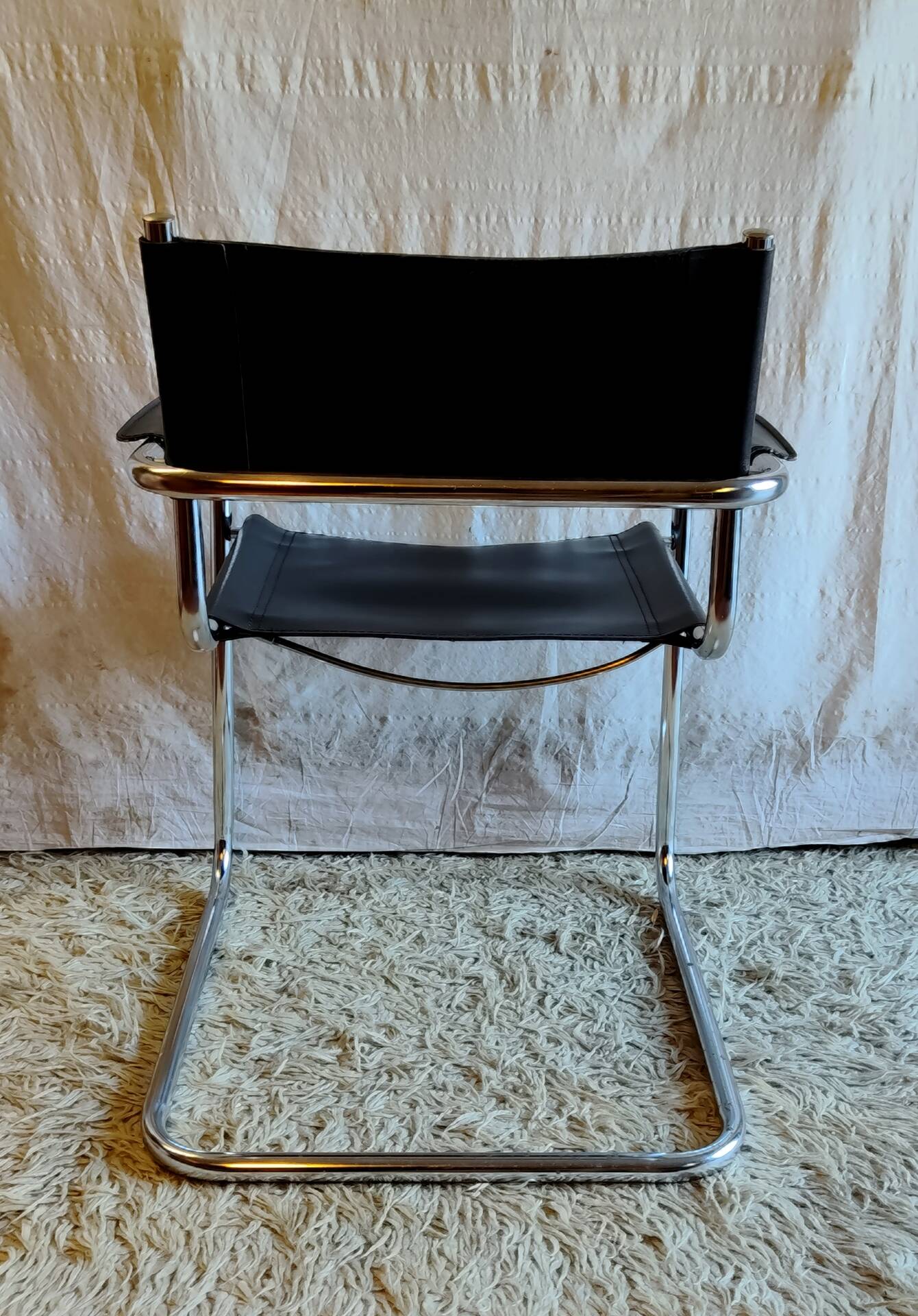 Bauhaus chair in chrome metal and leather - mid 20th century.