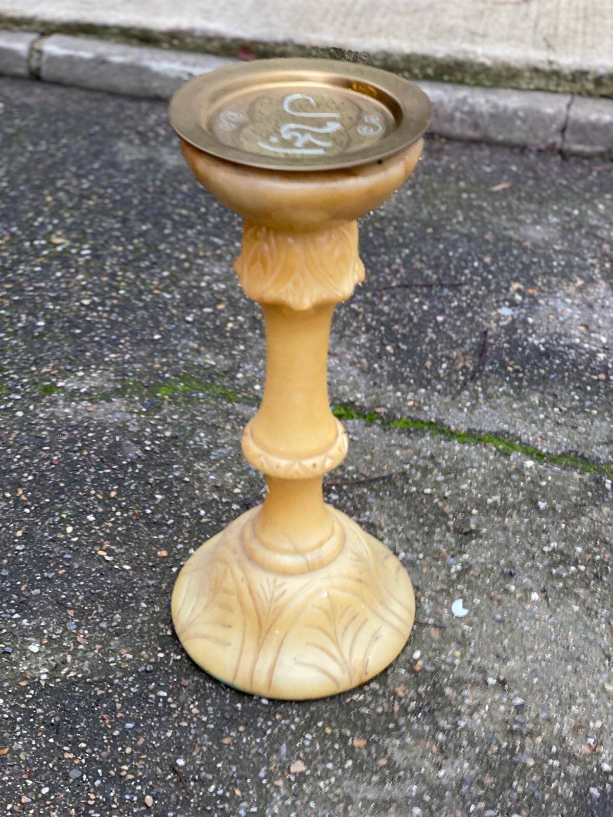 Round pedestal table with a central base in sculpted alabaster marble, 52cm.