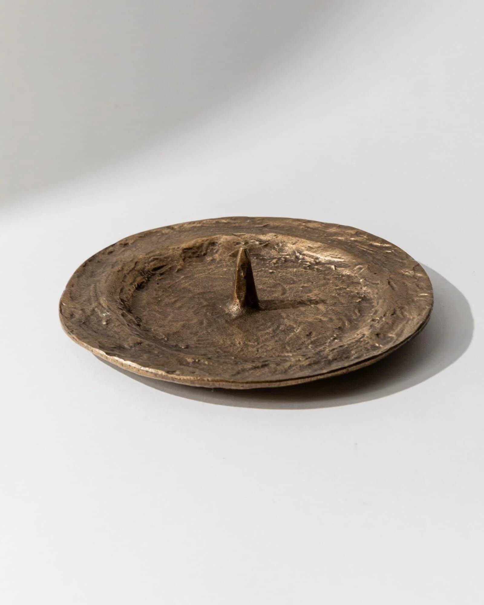Vintage bronze candlestick from the 1960s, classic design, tray for medium to large candles.