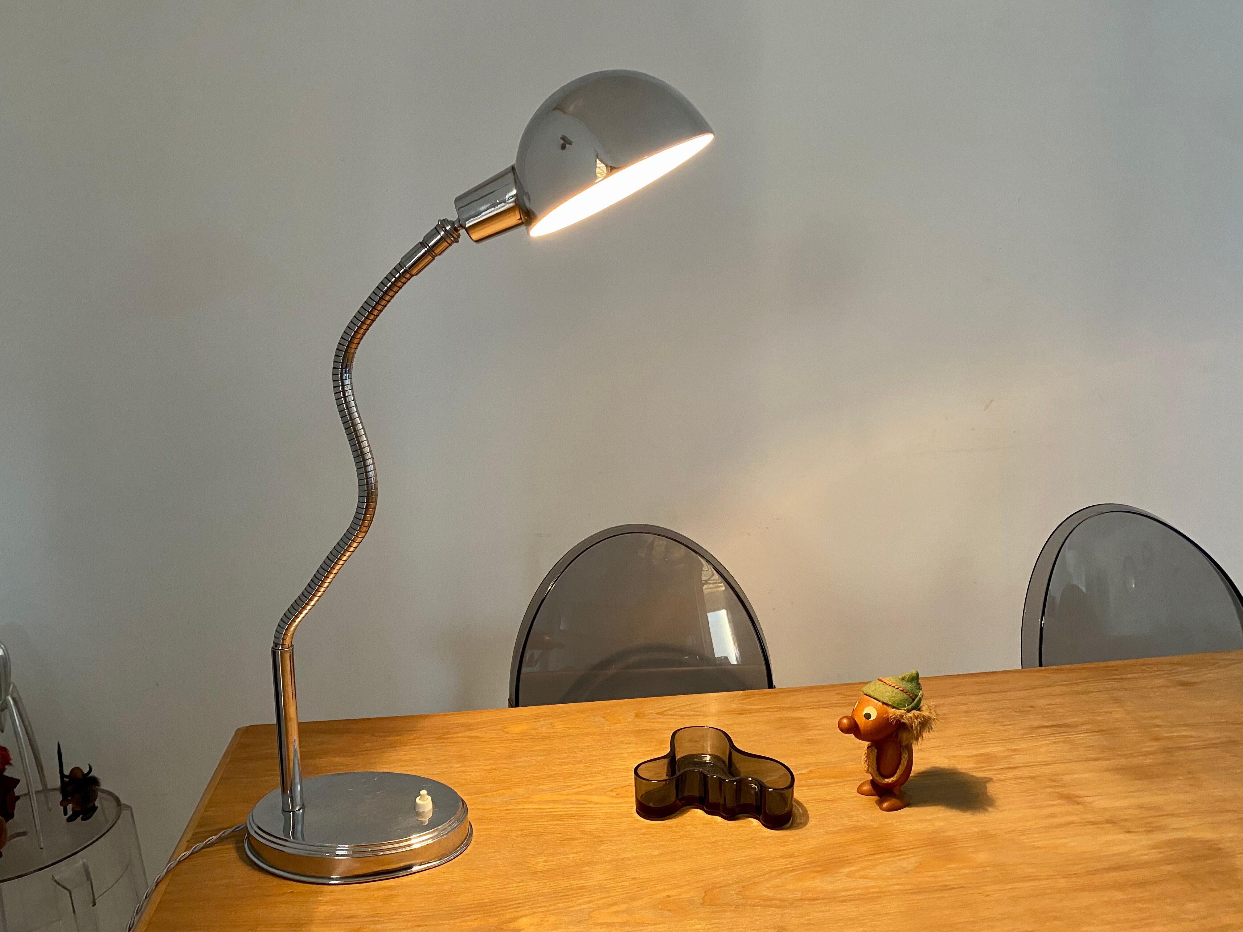 Flexible desk lamp vintage art deco design