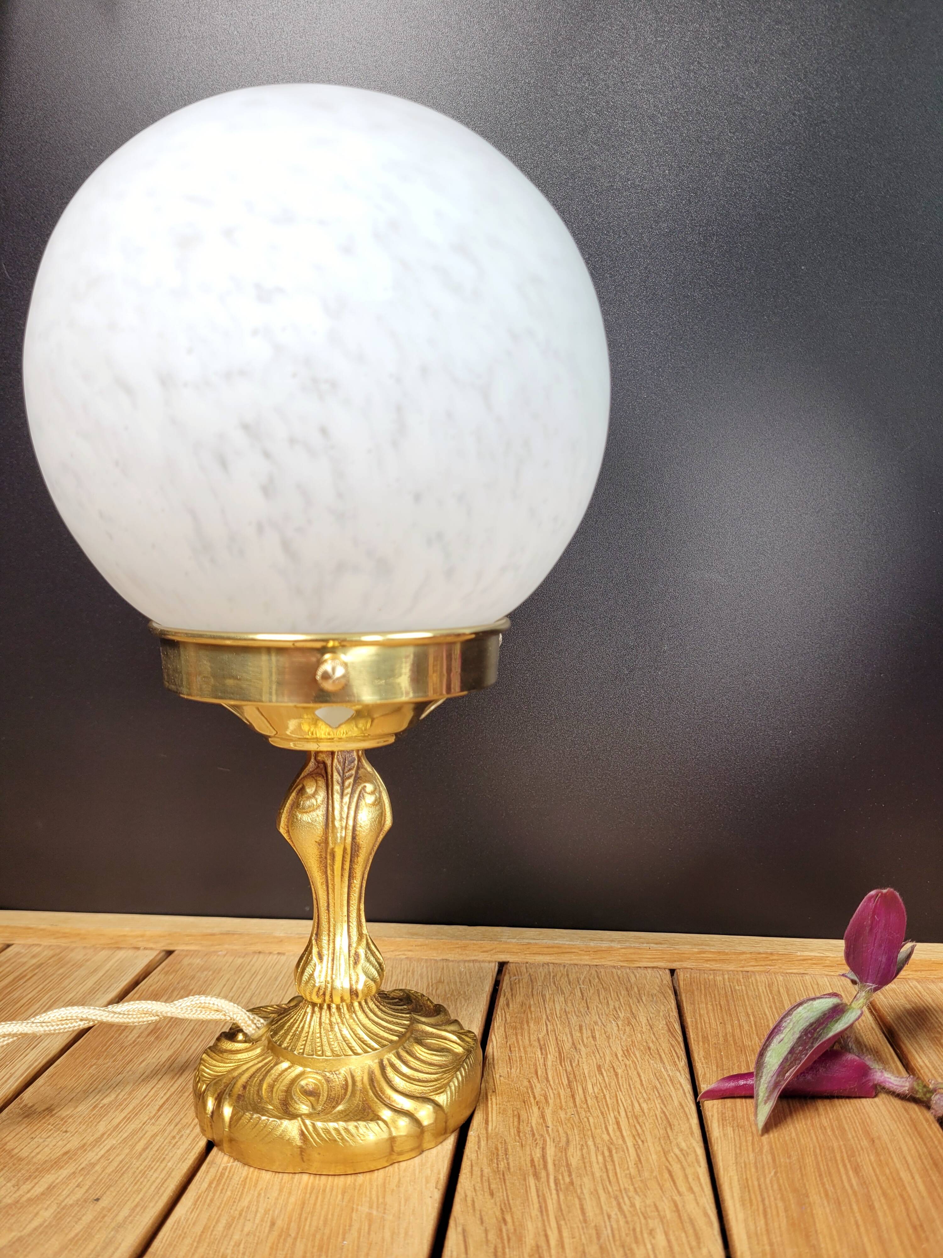 Clichy globe brass lamp
