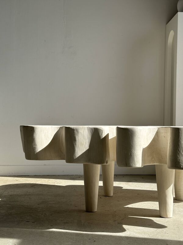 Très grande table basse en manguier blanchi plateau organique D:140cm