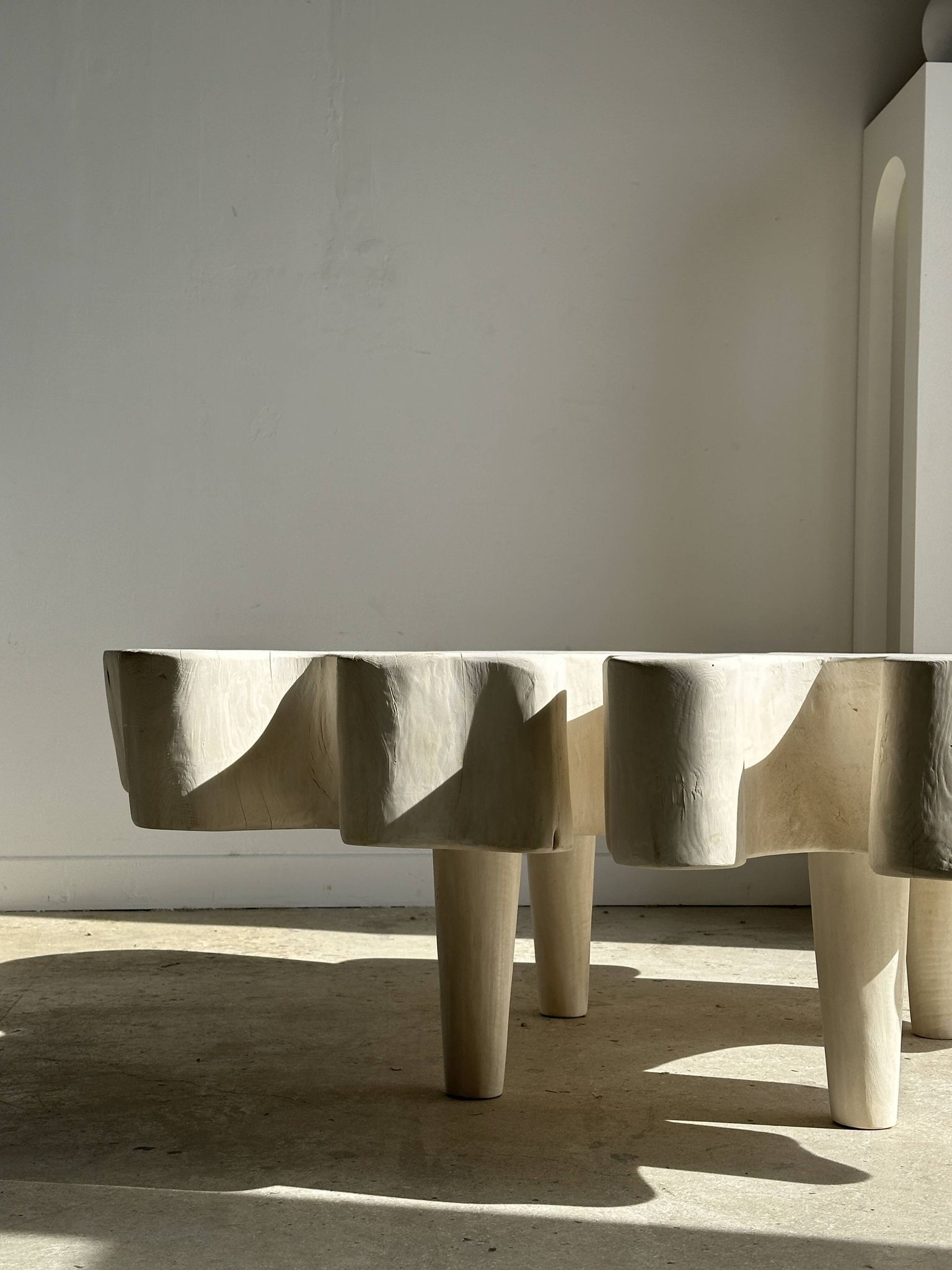 Très grande table basse en manguier blanchi plateau organique D:140cm