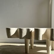 Très grande table basse en manguier blanchi plateau organique D:140cm