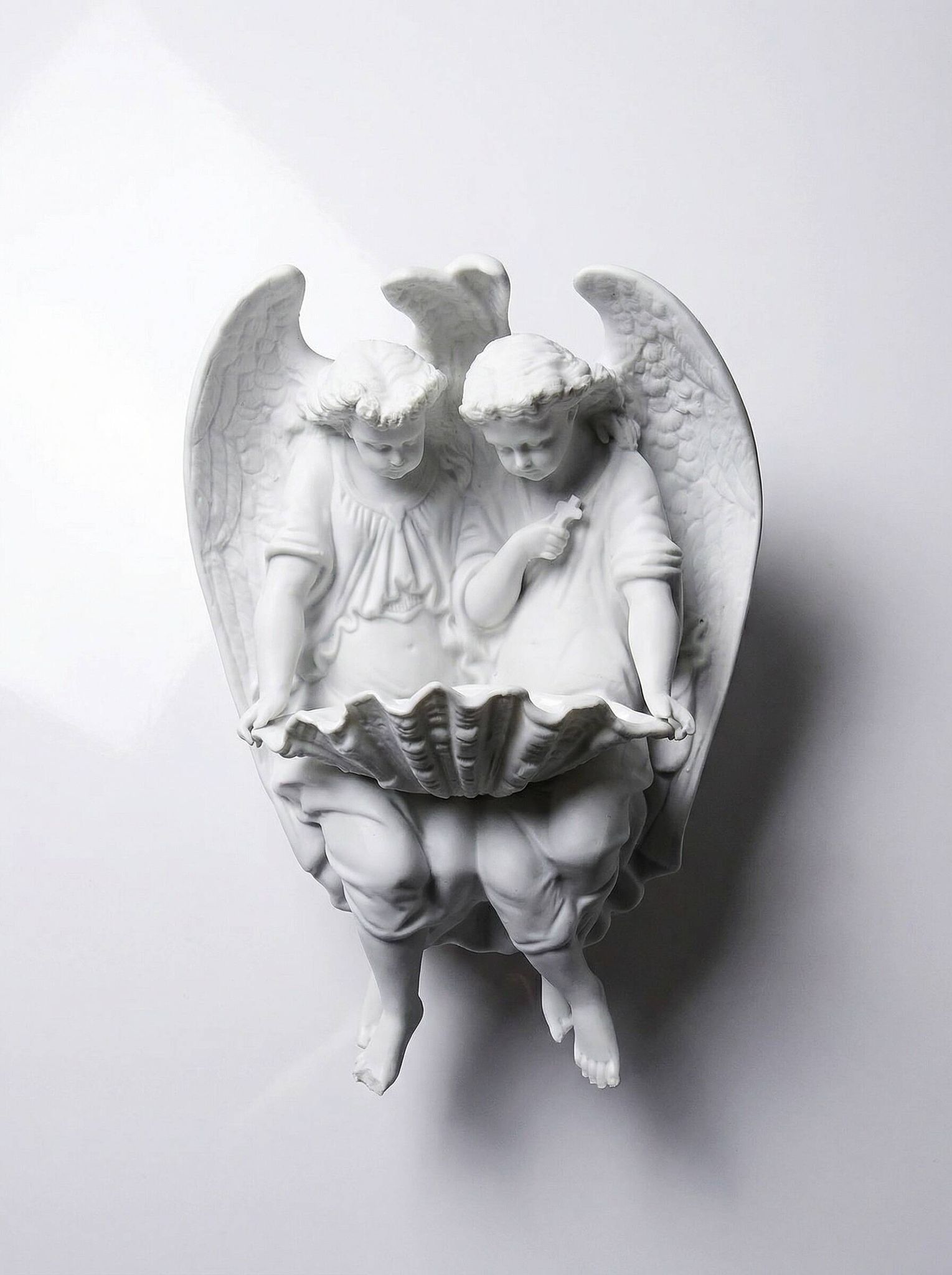 Basin in fine porcelain decorated with 2 angels, Germany 1900-1930