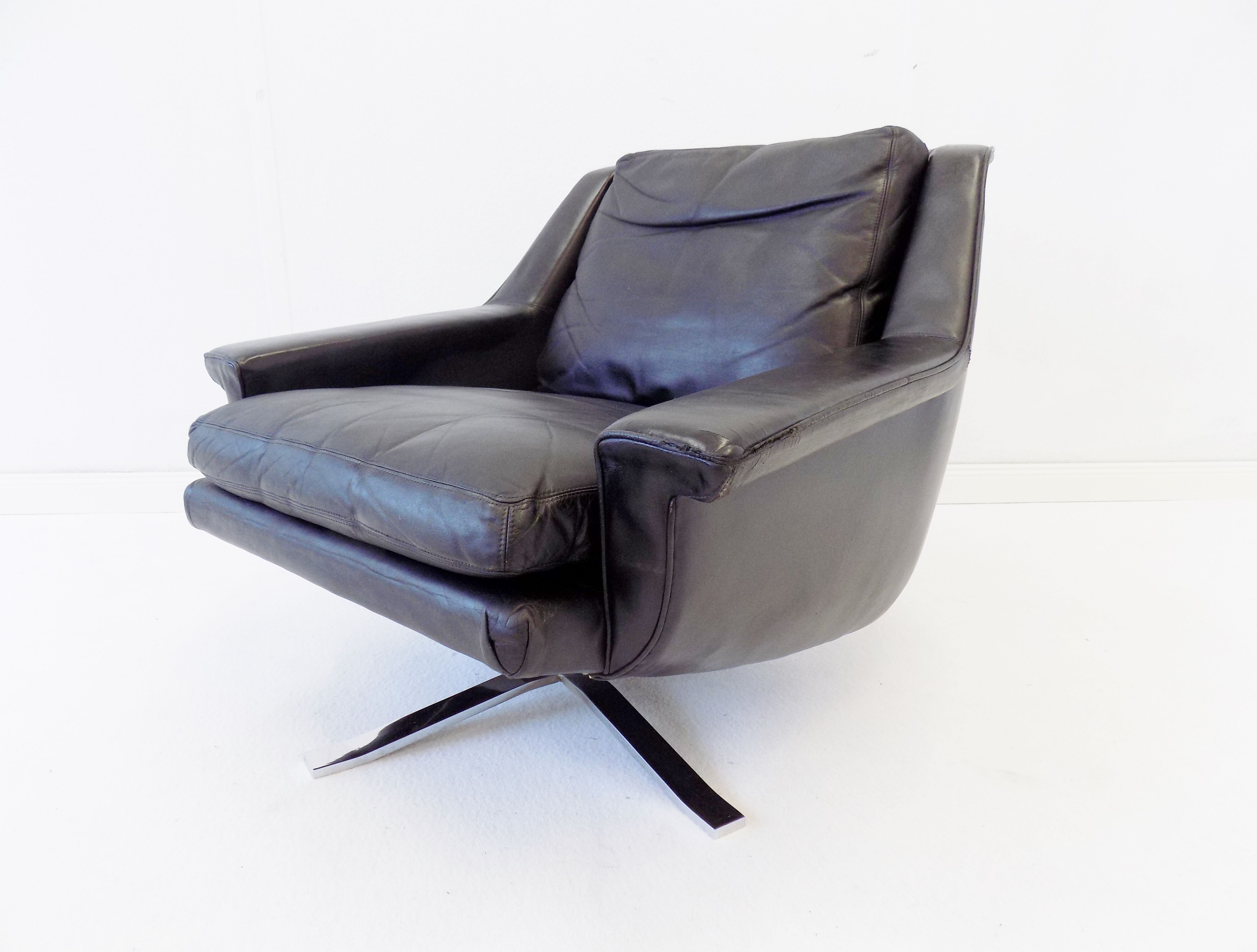 ESA model 802 pair of black leather lounge chairs by Werner Langenfeld