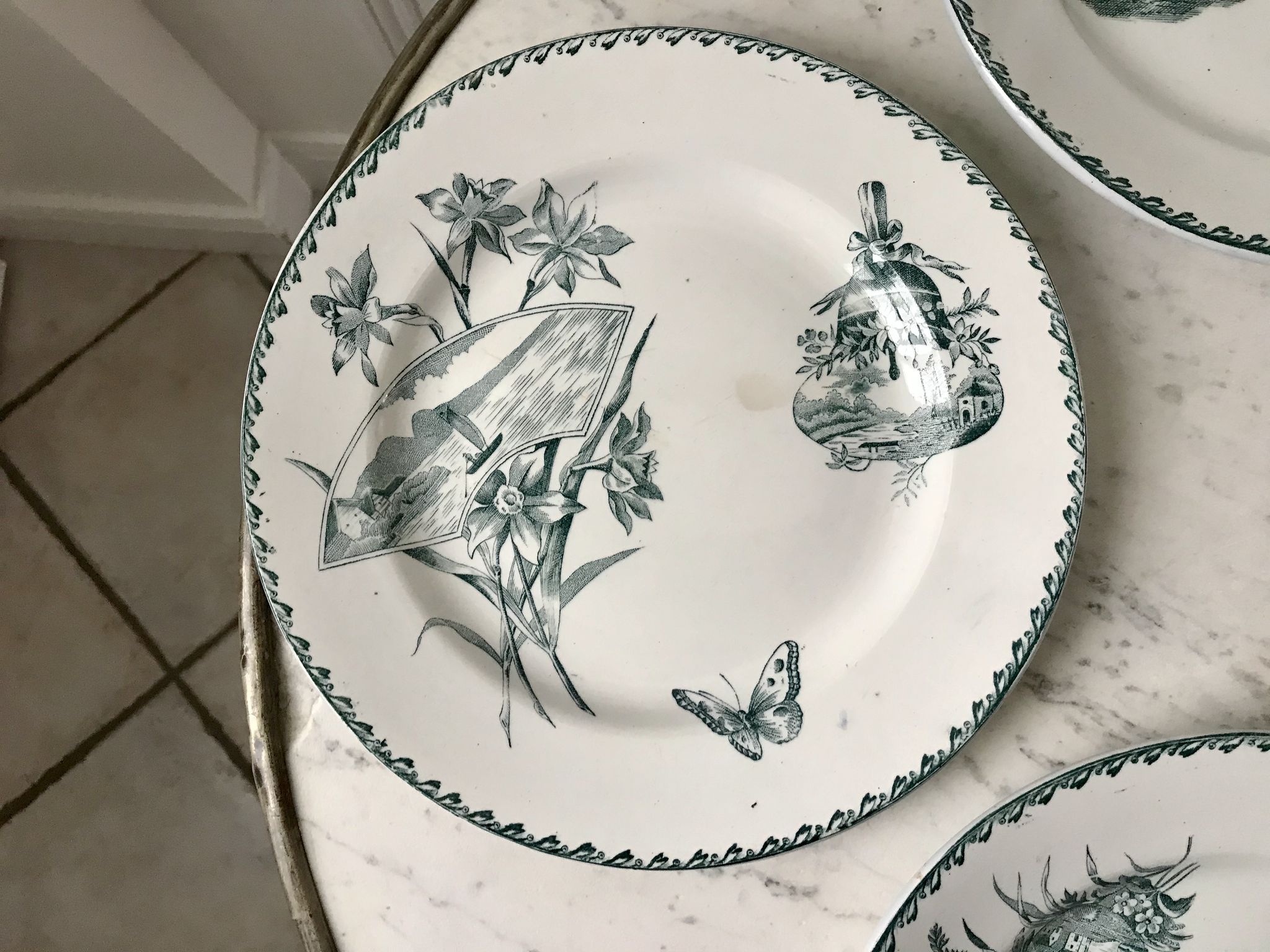 set of 4 flat plates Terre de Fer Saint-Amand model "Cartels" XIXth