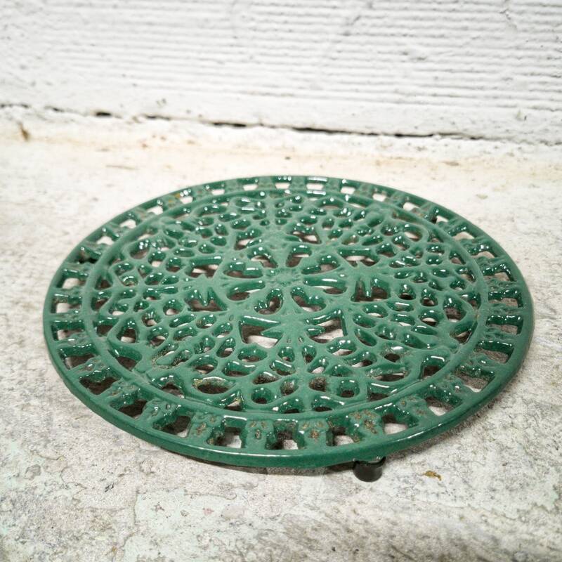 Enamelled cast iron trivet