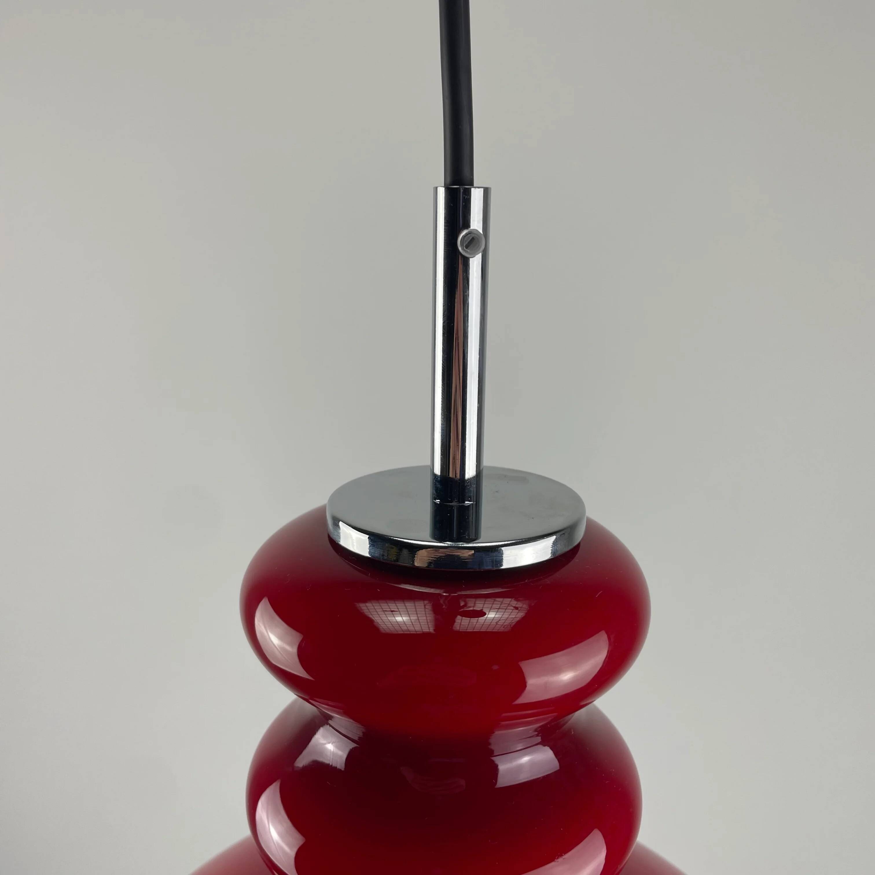 Suspension en verre rouge par Peill et Putzler, 1960