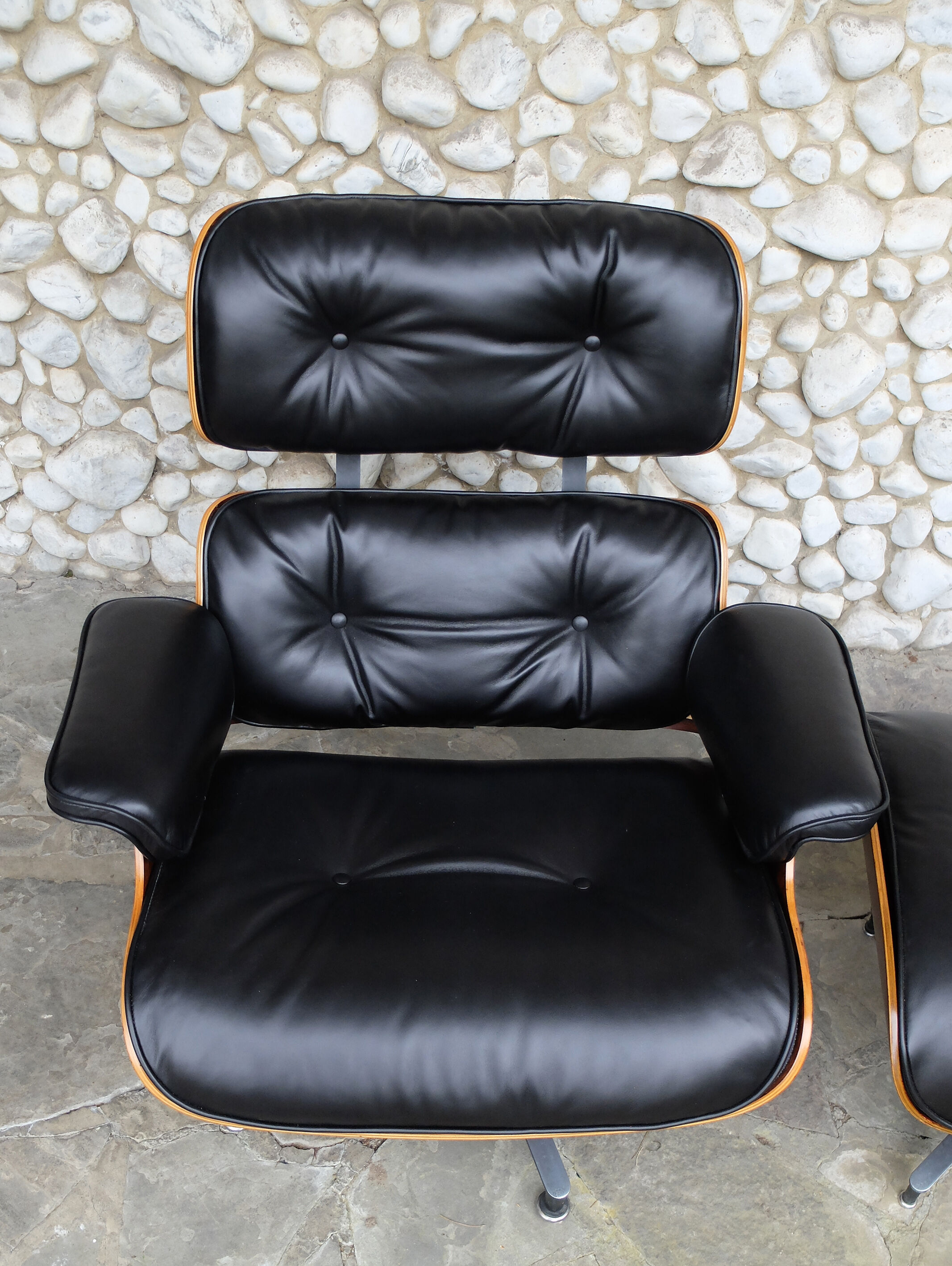 Lounge Chair & ottoman by Charles & Ray Eames edition Herman Miller