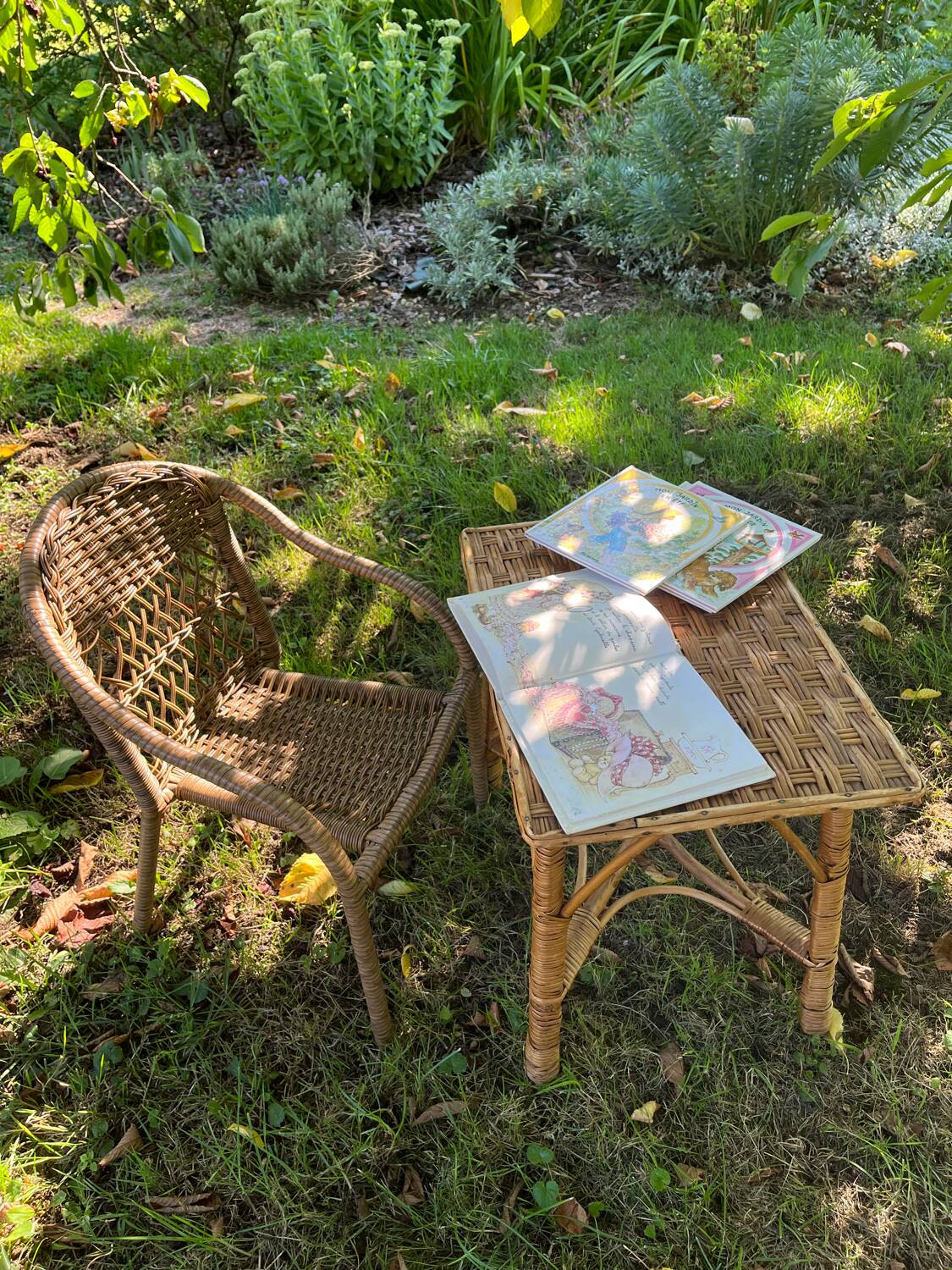 Small children's chair in beige scoubidou.